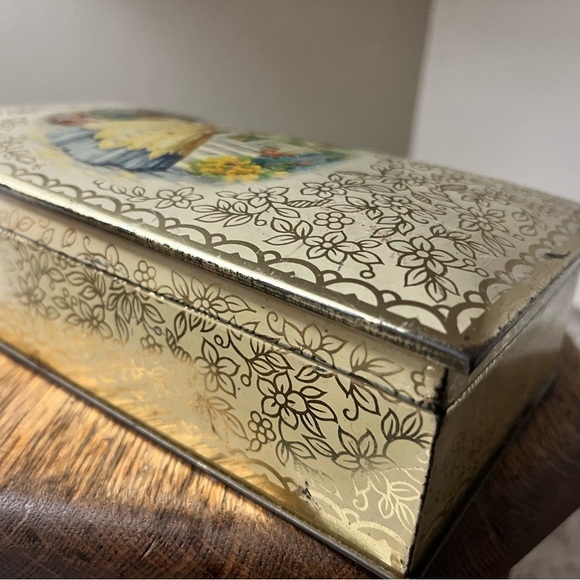 Vintage Floral Tin Box with Elegant Lady Design - Picture 4 of 9